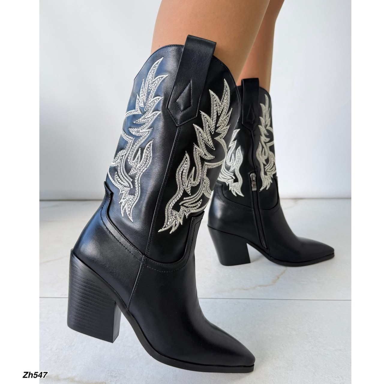 Botin texano negro detalles blanco tacon 9cm HX3371-B0247
